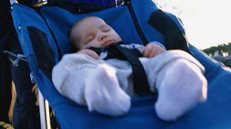 Porte-bébé, landau, poussette, quels véhicules choisir pour les promenades de bébé?