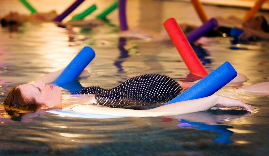 Séance de relaxation grâce à l’aqua yoga prénatal