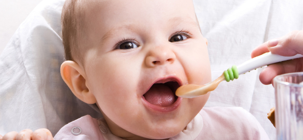 L’alimentation de bébé mois par mois : tout ce qu’il faut savoir