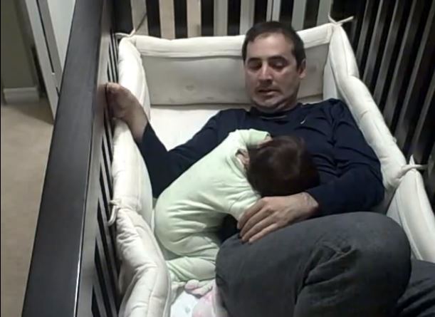 Compliqué d’endormir bébé ? Ce papa a LA technique !