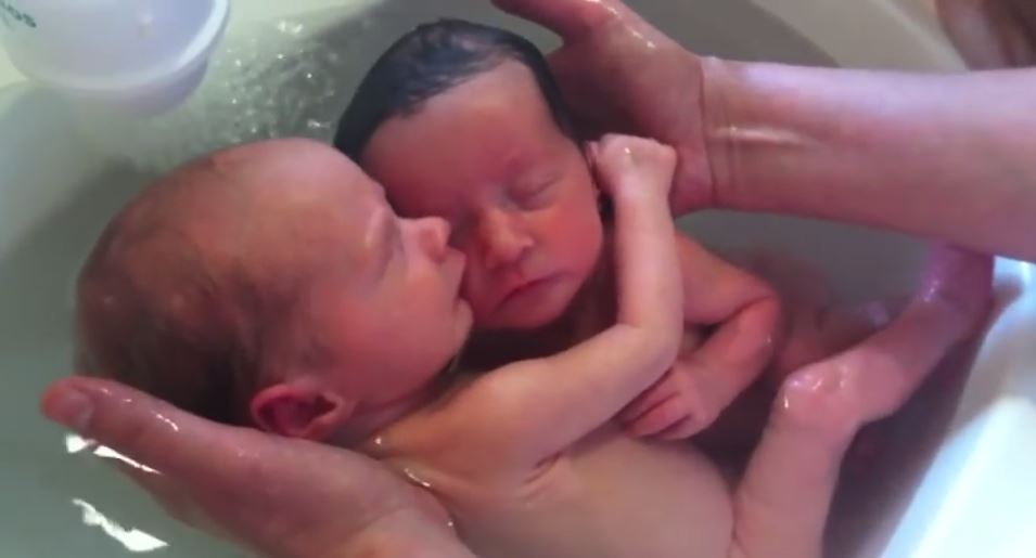 Dans l’eau, ces jumeaux revivent les 9 mois de grossesse