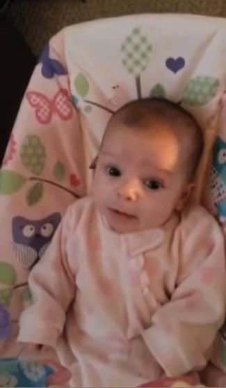 Bébé prononce son premier mot, mais vous allez être surpris !