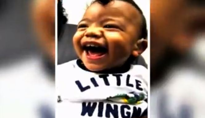 A 22 mois, il entend ses parents pour la première fois