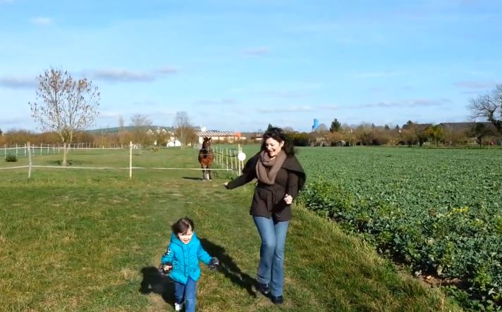 Des mamans complètement happy s’éclatent sur Pharrell Williams !
