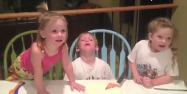 Il va avoir une troisième petite sœur, et accuse le coup !