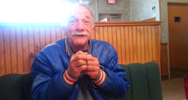 On lui annonce qu’il va être papy, il fond en larmes !