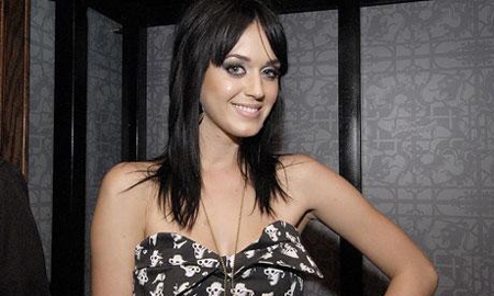 Katy Perry enceinte ? Elle dément !