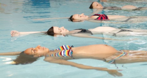 L’aqua yoga prénatal, envie de vous détendre ?