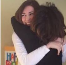 Elle apprend la grossesse de sa fille et devient hystérique… de bonheur !