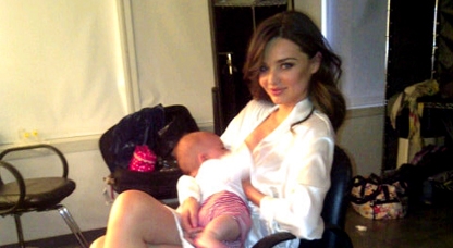 Miranda Kerr allaite son fils entre deux séances de photos
