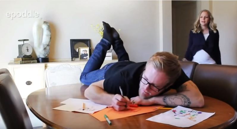 Vidéo : Quand un futur papa très fun imite un enfant, ça donne quoi ?