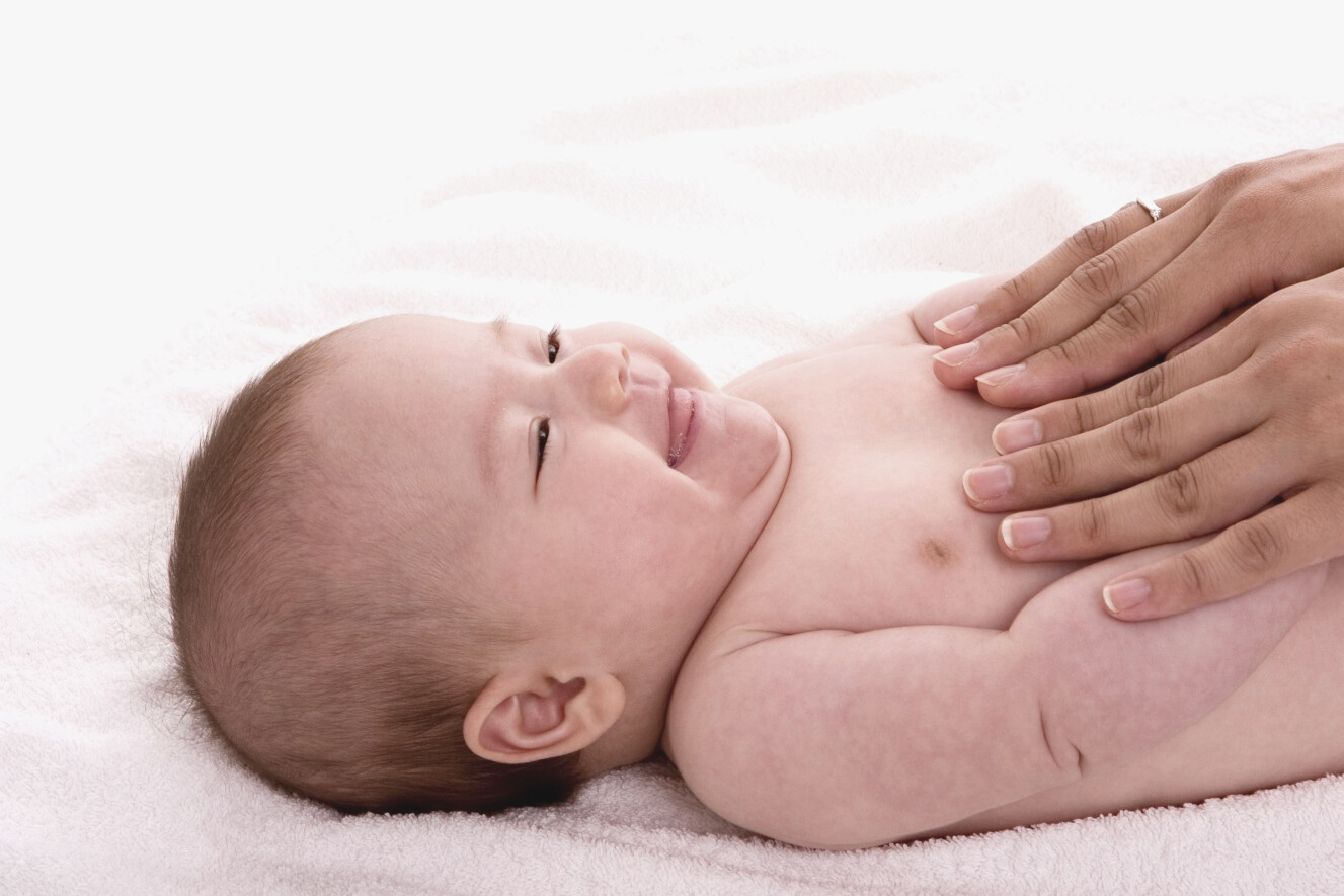 Masser bébé :  Isabelle Gambet-Drago, kinésithérapeute spécialisée en pédiatrie, donne les clés d’un massage réussi