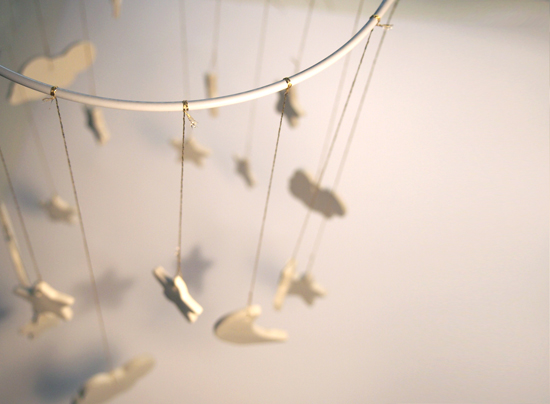 Comment confectionner un mobile de nuages pour apaiser bébé ?