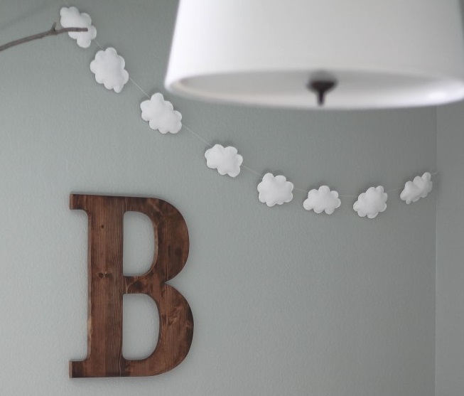 Comment fabriquer une jolie guirlande de nuages pour bercer bébé ?