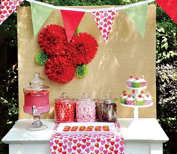 10 idées pour animer une baby shower qui sent divinement bon la fraise