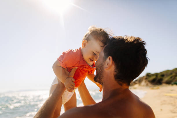 Bébé à la plage : guidons-le vers de nouvelles découvertes cet été