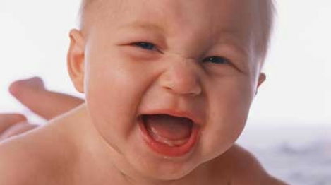 Bébé fait pipi au lit !