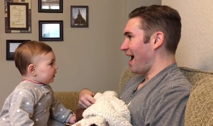 Dur dur pour ce bébé de reconnaître papa quand il n’a plus sa barbe !