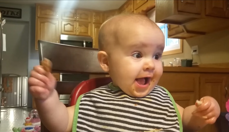 Ce bébé a vraiment un rire super démoniaque !