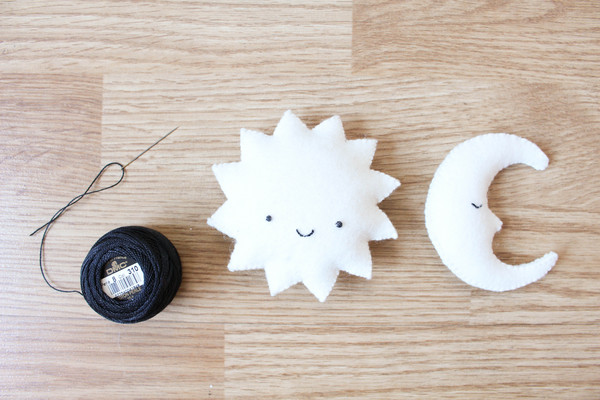 Mobile pour bébé composé de lunes, de soleils et d’étoiles : le DIY qu’il vous faut pour le fabriquer