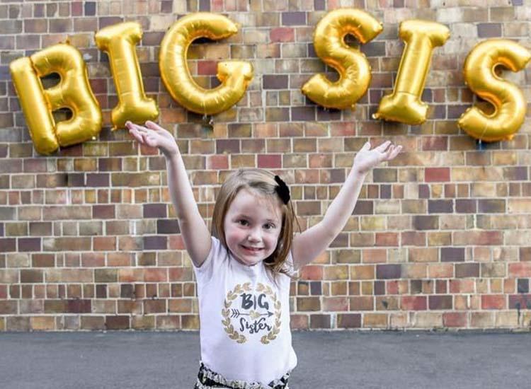 La réaction de cette petite fille, quand son frères et sa sœur pleurent, est hilarante !