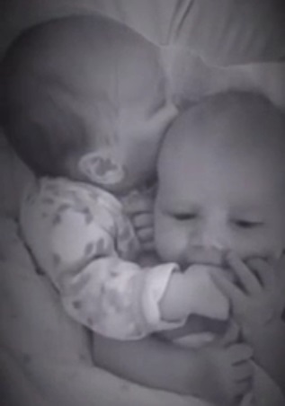 Ce bébé endort son frère jumeau d’une façon vraiment adorable !