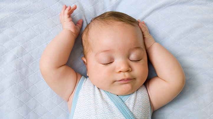 Comment aider mon bébé à bien dormir ? Age par âge