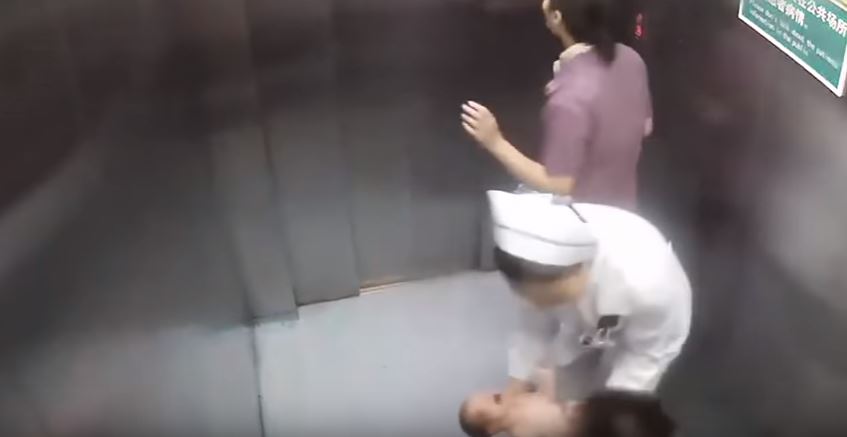 Vidéo : impossible d’attendre plus longtemps, elle accouche dans l’ascenseur de l’hôpital !