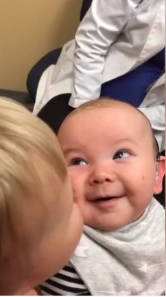 Vidéo : ce bébé entend les voix des membres de sa famille pour la première fois, quelle émotion !