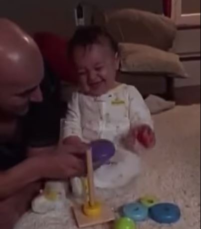La crise de rire de ce bébé est super communicative !