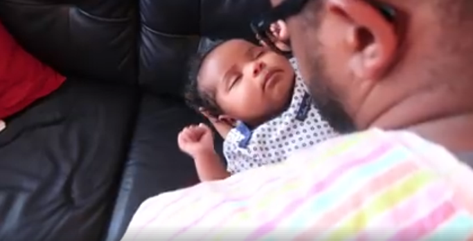 Bébé s’endort enfin dans les bras de son père : pour ce papa, pas question de le réveiller peu importe ce qu’il fait !