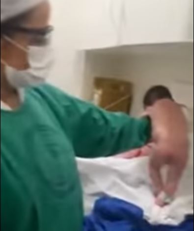 Vidéo : le réflexe de marche de ce bébé né il y a quelques minutes est impressionnant !