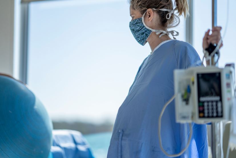 #StopAccouchementMasqué : les témoignages de mères traumatisées se multiplient sur les réseaux sociaux en période de Covid