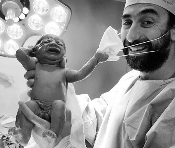 Accouchement en plein Covid-19 : ce nouveau-né arrache le masque du gynécologue, nous envoie-t-il un signe d’espoir ?