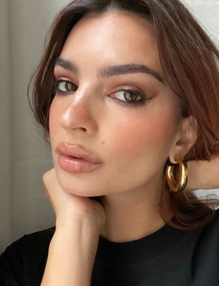 Emily Ratajkowski enceinte : elle dévoile son ventre rond en Une de Vogue