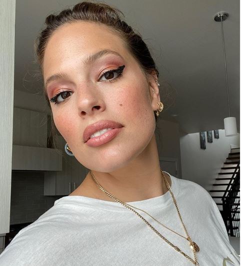 Ashley Graham après son accouchement : les vergetures, la mannequin les assume fièrement