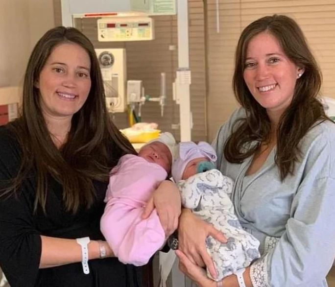 Sœurs jumelles enceintes en même temps : elles accouchent le jour de leur anniversaire