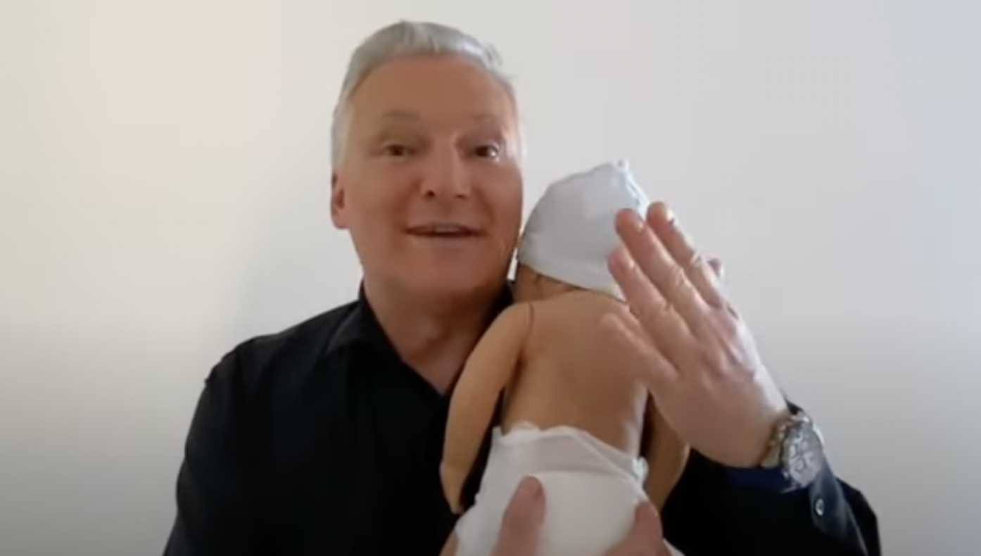 Aider bébé à faire son rot : Gilles d’Atelier du Futur Papa nous explique comment faire ! (VIDEO)