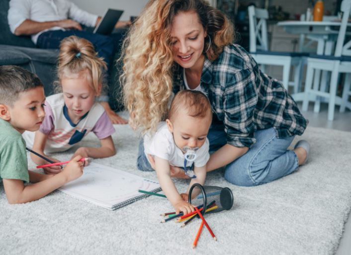 La garde d’enfants à domicile : nouveau secret des jeunes parents pour accueillir bébé en toute sérénité