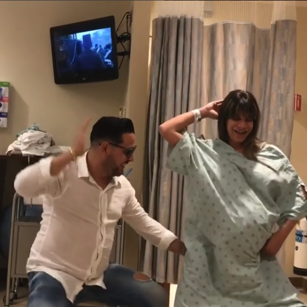 Une femme enceinte danse avec son mari pour éviter une césarienne