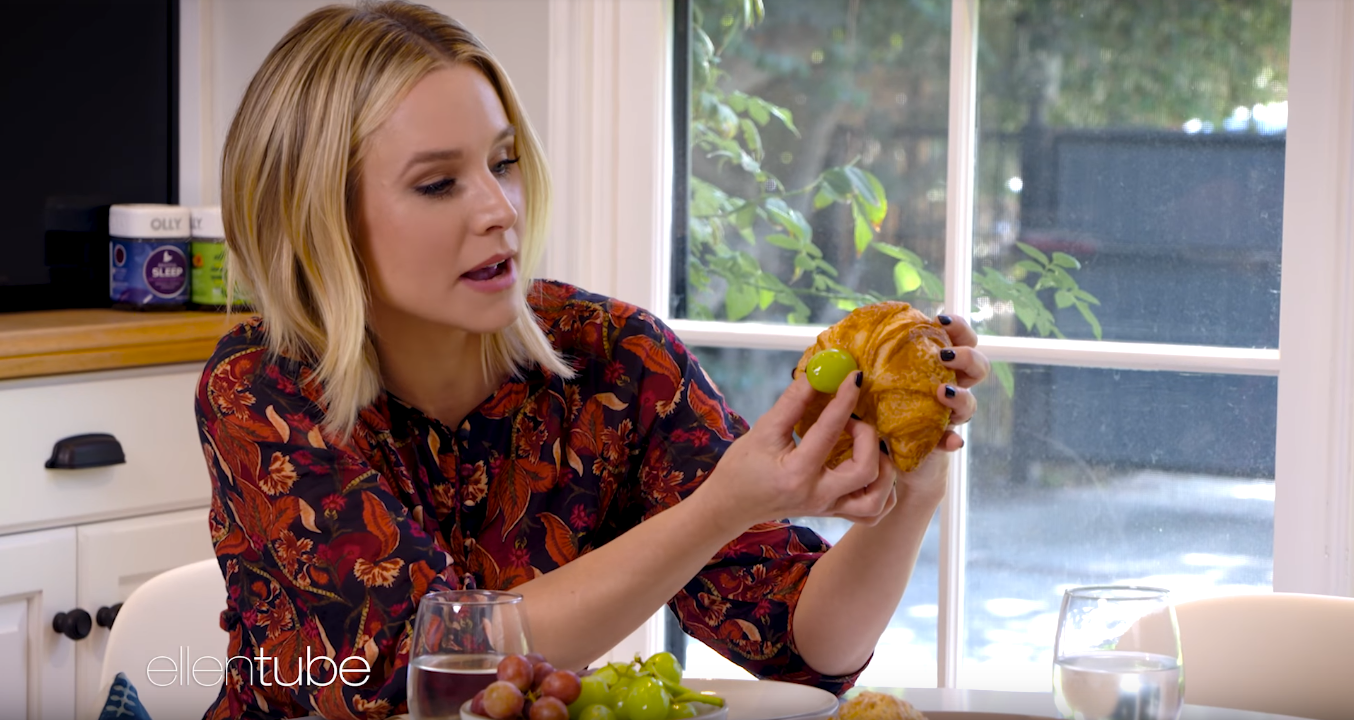 Kristen Bell mime l’allaitement grâce à un croissant et un raisin