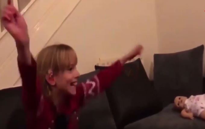 Vidéo : cette adorable fillette sourde a une réaction inattendue quand elle apprend qu’elle va devenir grande sœur !