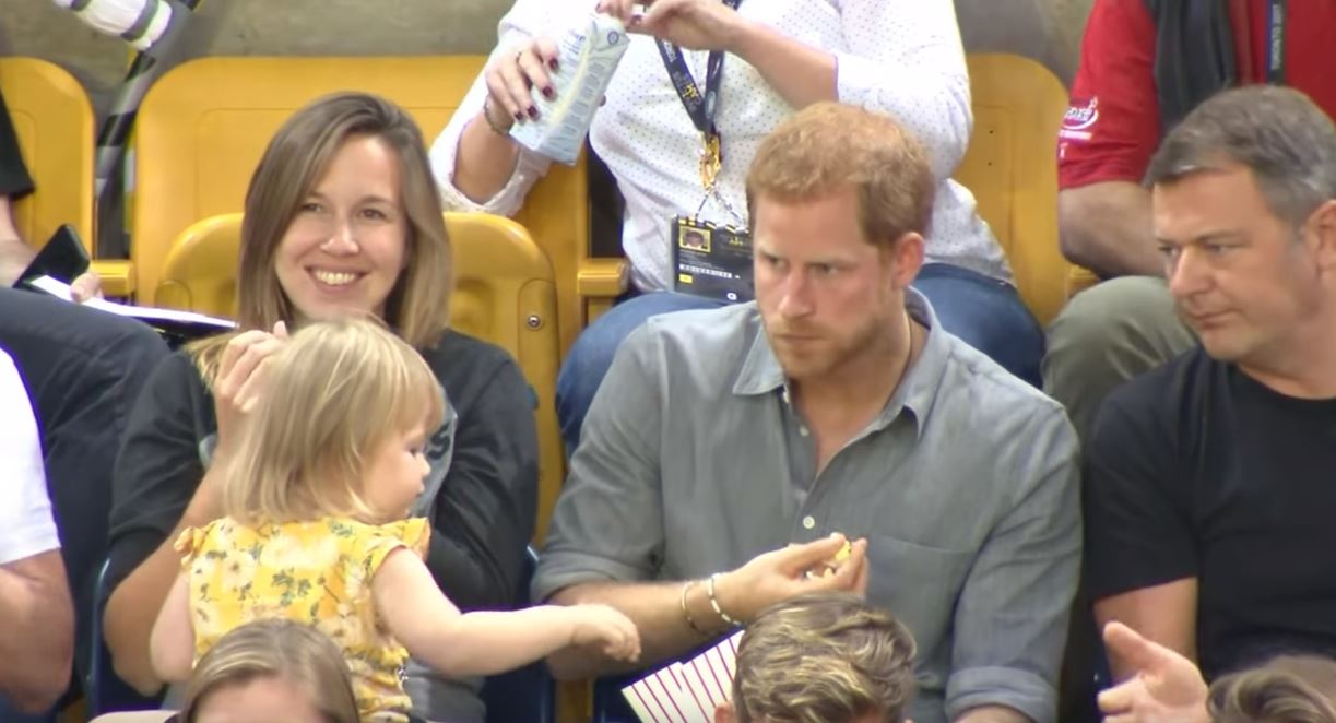 Une adorable voleuse de 2 ans pique les pop corn du Prince Harry !