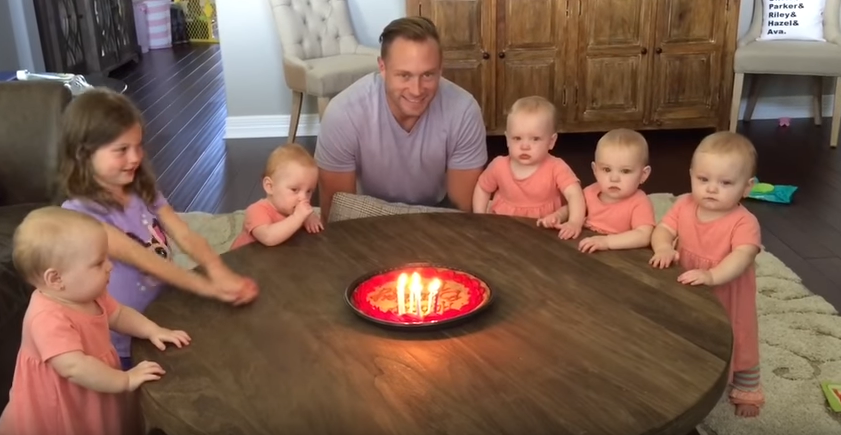 Vidéo : la réaction de ces bébés quintuplés lorsque papa souffle ses bougie est très inattendue