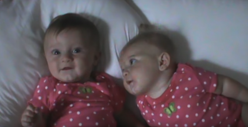 Vidéo : ces jumelles nous prouvent à quel point le rire peut être contagieux !